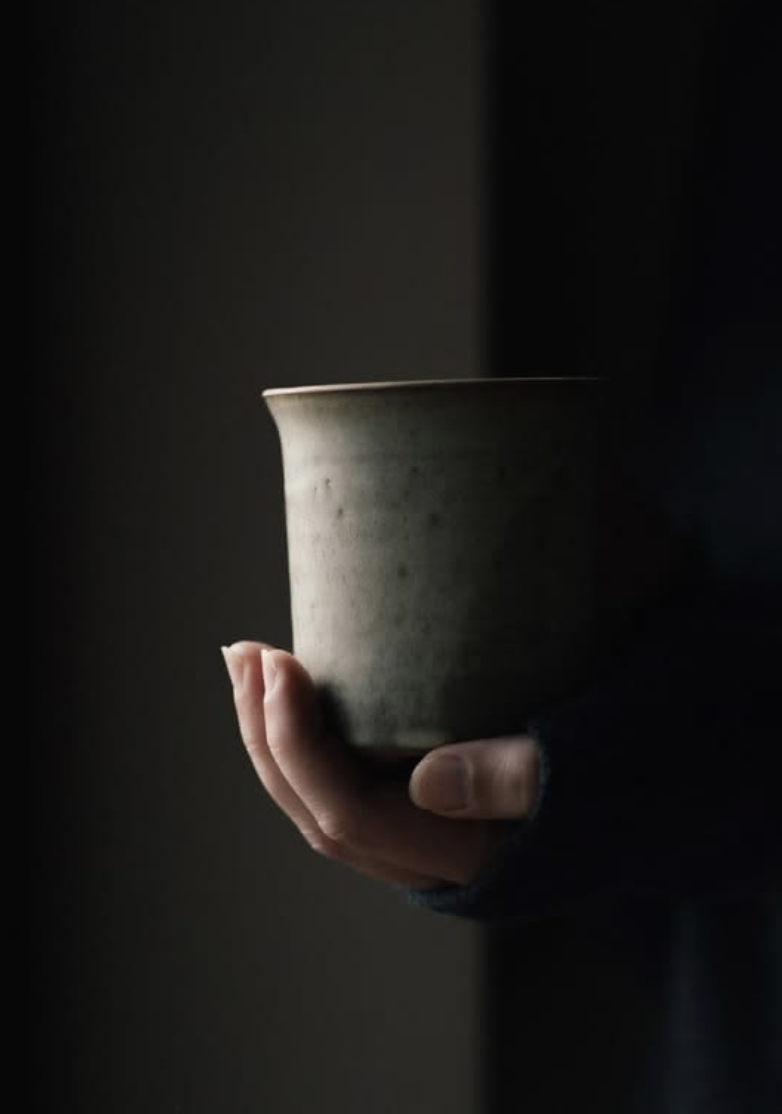 手捧陶杯的安静茶时刻